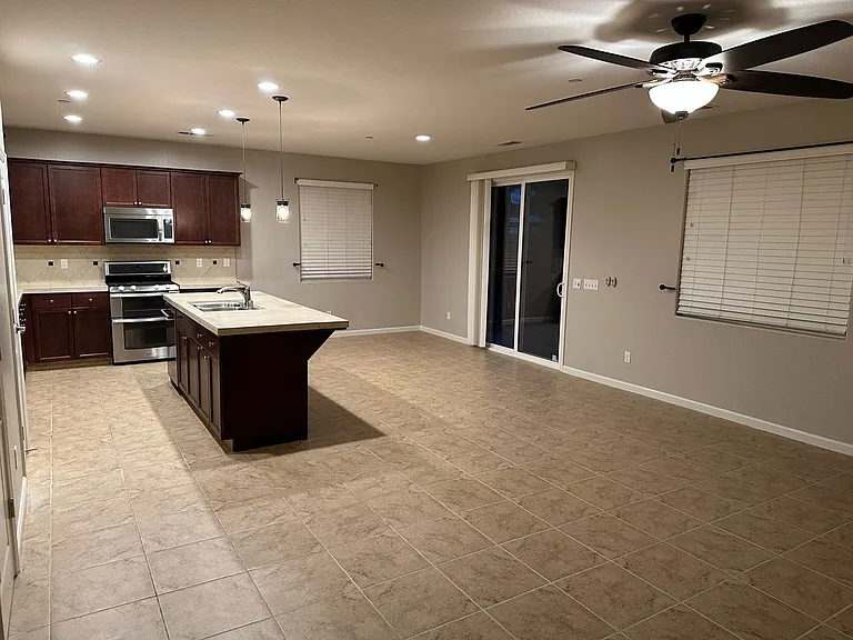 2101 N Lindsay Ct — Photo 9