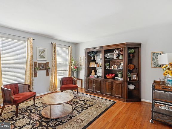 3rd image of 205 Persimmon Ct