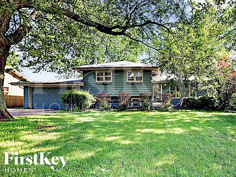 28W608 Bolles Ave — Photo 1