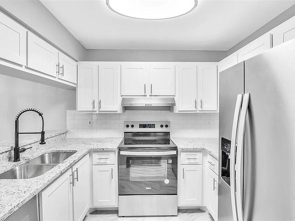 4th image of 3281 Beneva Rd Unit 202