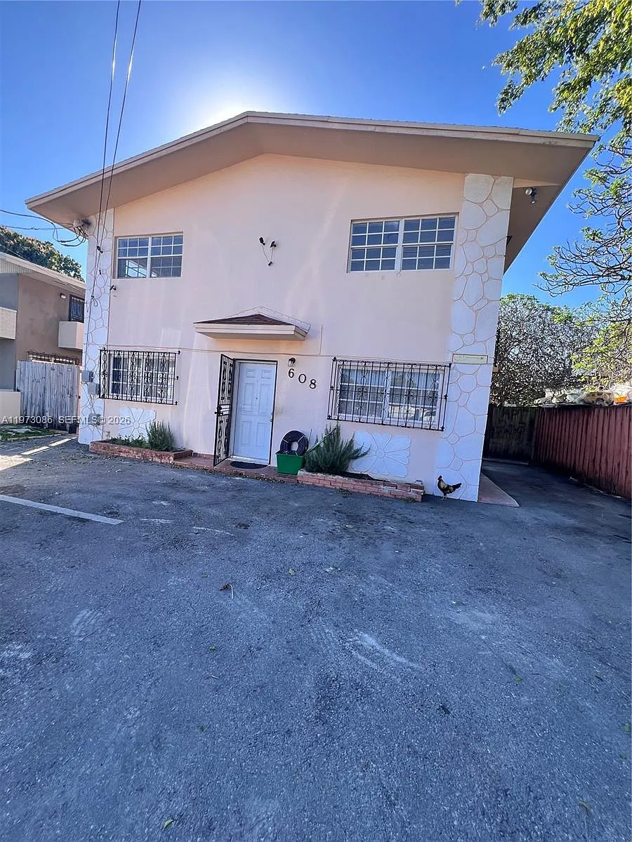 Building Photo - 609 SW 14th Ave #2