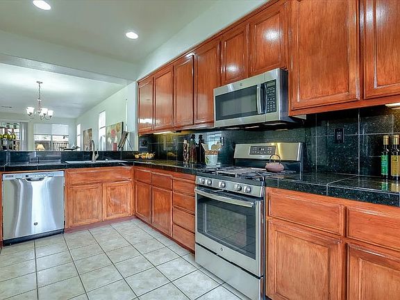 4th image of 943 Mouton Cir