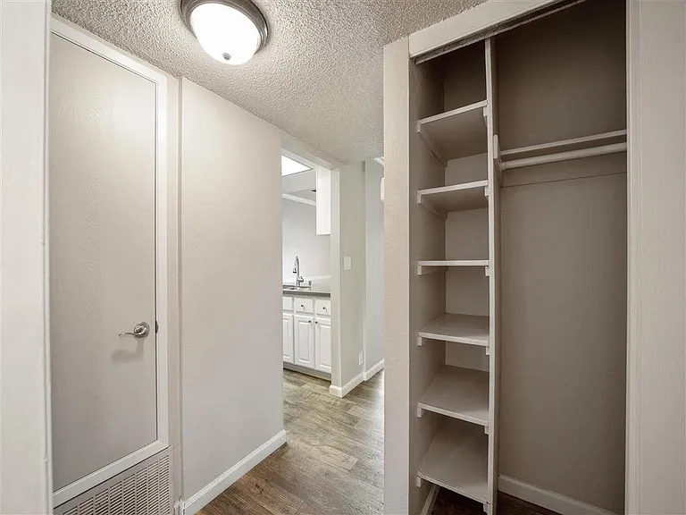 Valley Ridge Apartment Homes — Photo 11