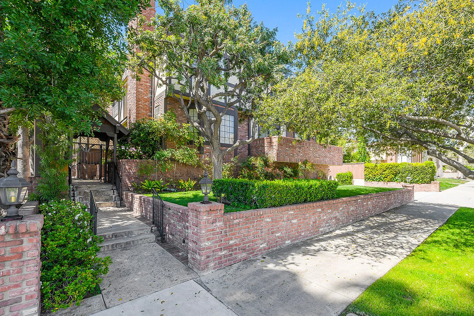 3 bed, 2.5 bath, 1914 sqft, $5,850 — Photo 1