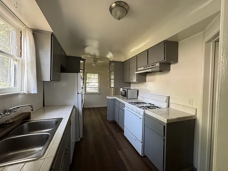 2822 Saint George St — Photo 12