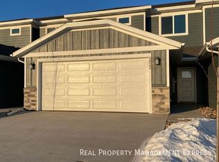 5822 S Whisper Creek Pl, Sioux Falls, SD 57108