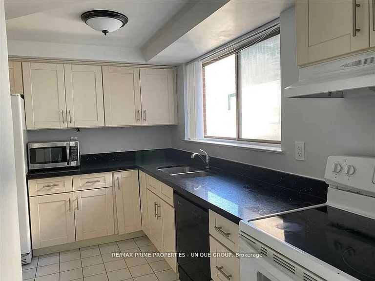 44 Gerrard St W #606 — Photo 4