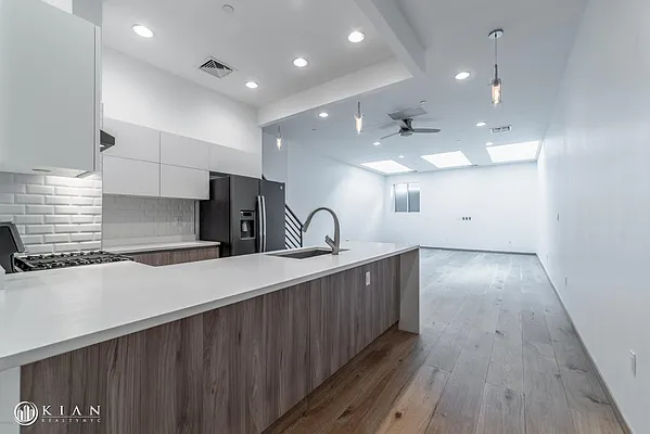 Rented by Kian Realty | media 18