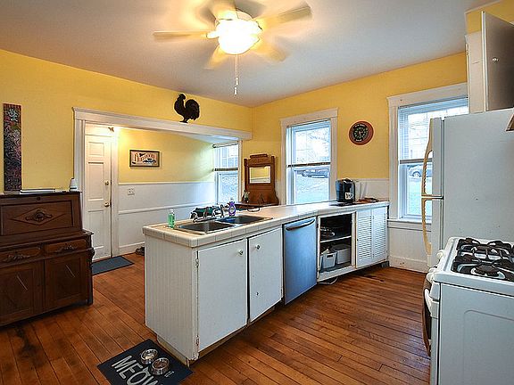 3rd image of 141 Bourne Ave