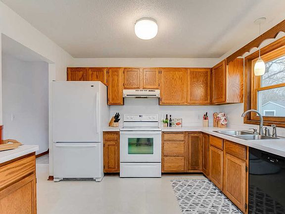 4th image of 11222 Utah Ave N