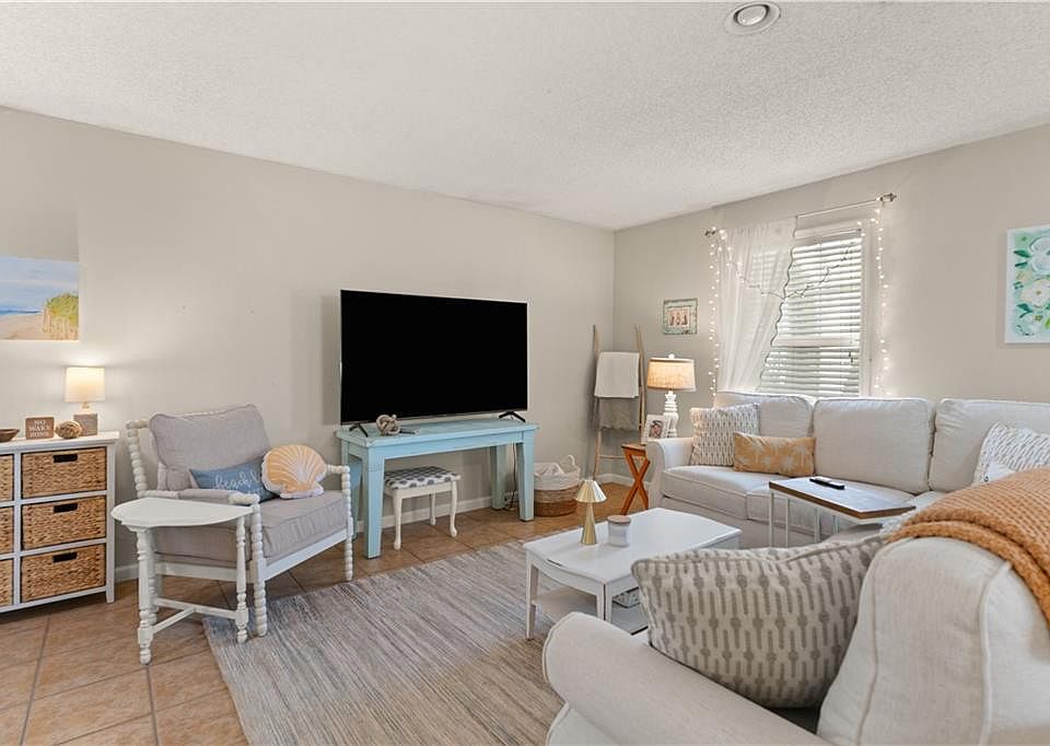 1st image of 302 E Island Square Dr #302
