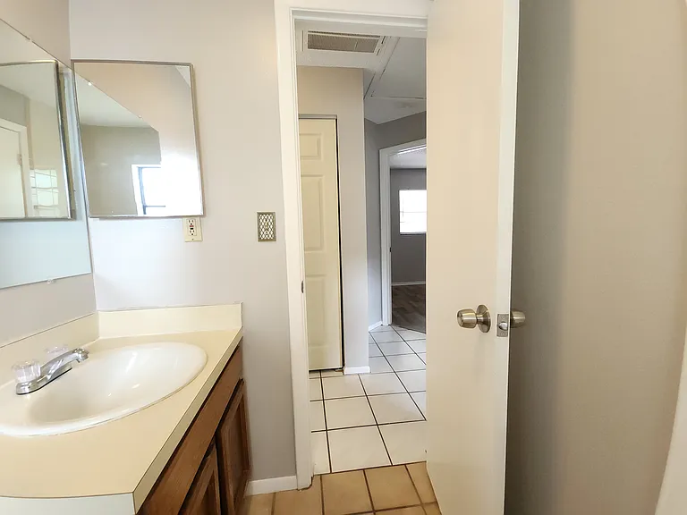 1140 Plaza Comercio NE #2 — Photo 22