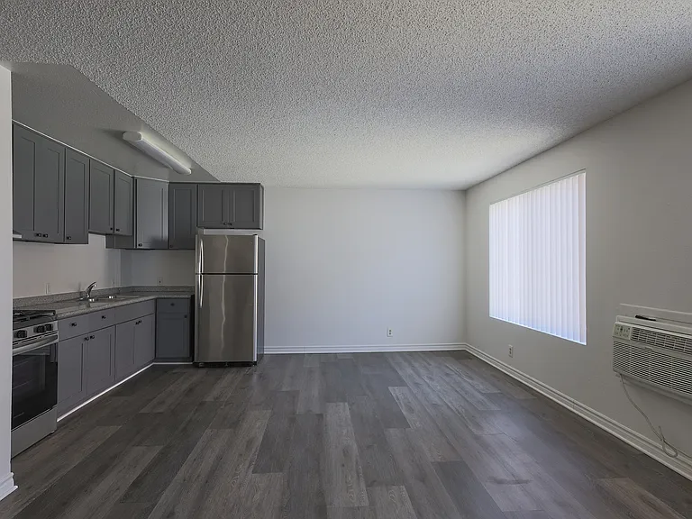 909 Irolo St — Photo 13