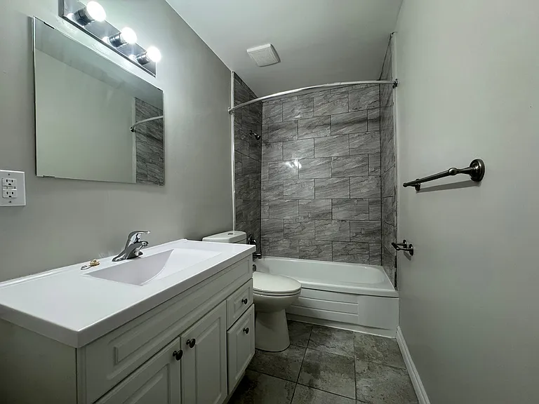 13 Lansdowne Ave N #207 — Photo 11