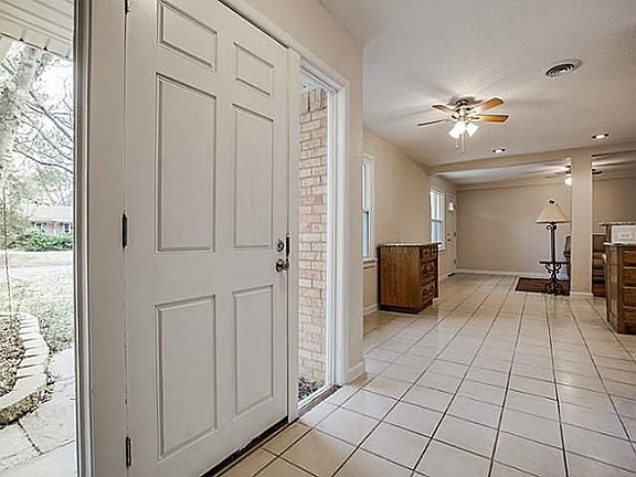 3rd image of 1121 W Lovers Ln