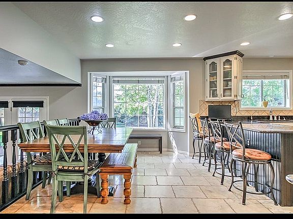 5th image of 967 W Hollycrest Dr