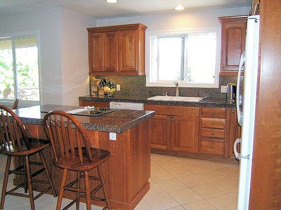 Sunny kitchen w granite