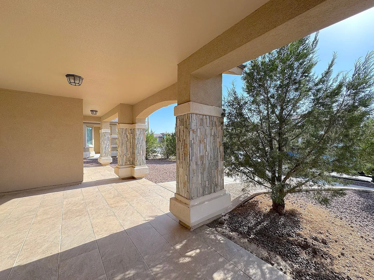 East El Paso 4bed/2.5bath Refrig A/C with Solar Panels! — Photo 2