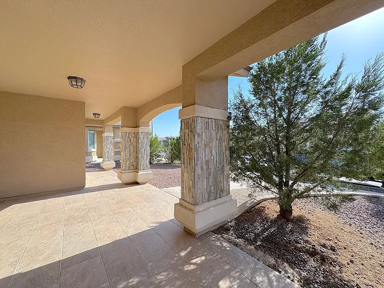 2068 Robert Minnie Pl — Photo 2