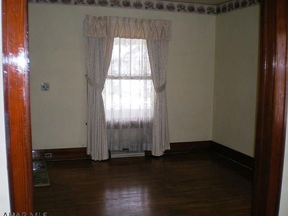 5th image of 221 Walnut Ave