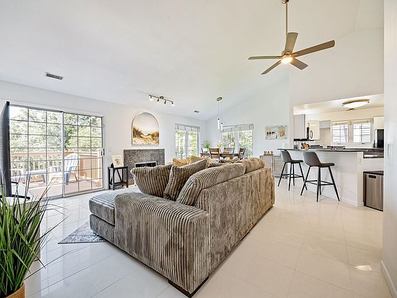 4th image of 1065 Lakeland Dr #927