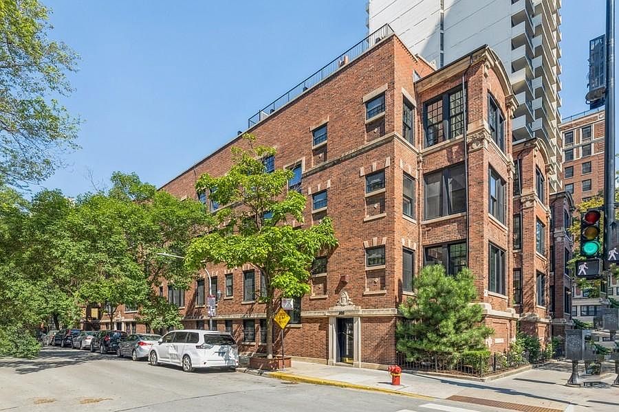 1st image of 410 W Briar Pl #2E