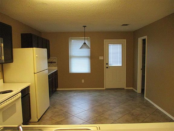 4th image of 540 Keble Dr