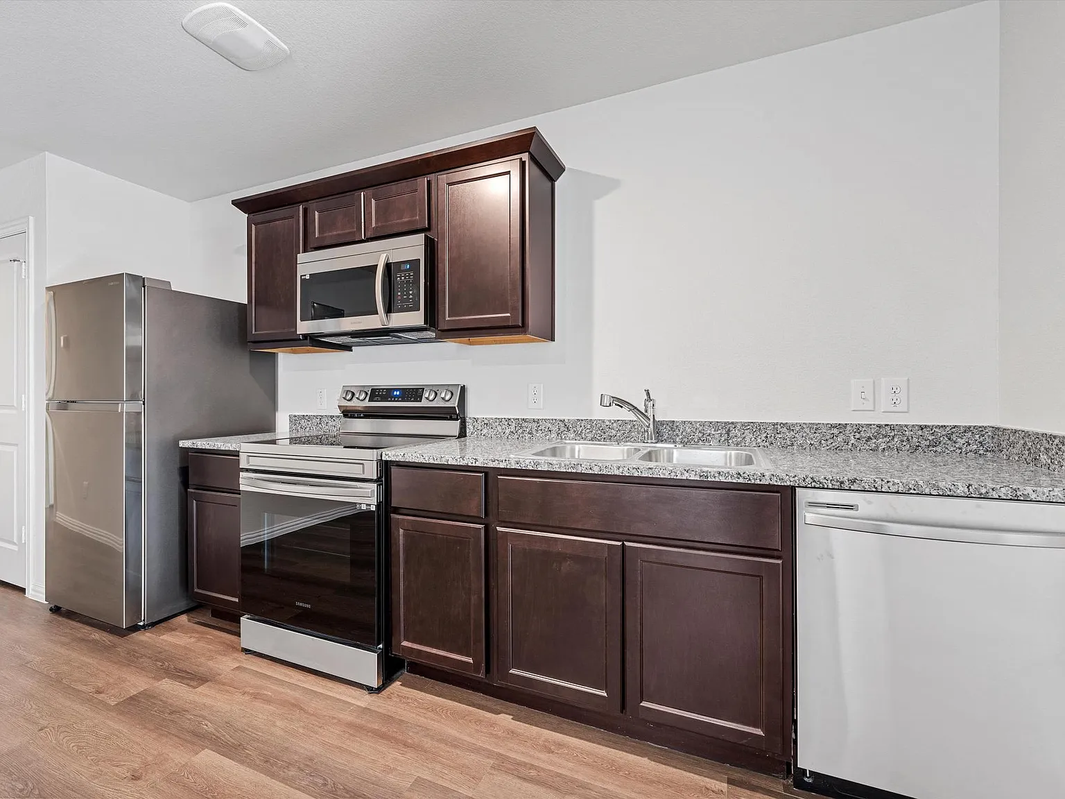 3 bed, 872 sqft, $1,450 — Photo 4