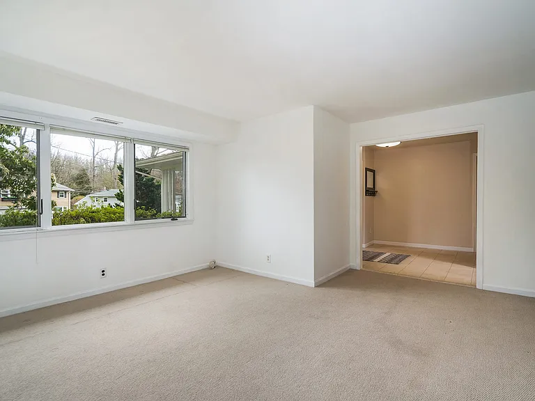 7 Susan Ct — Photo 10