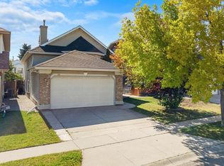 9878 N Hidden Valley Dr NW, Calgary, AB T3A 5K4