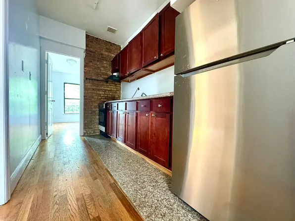 346 Gates Avenue image 4 of 8