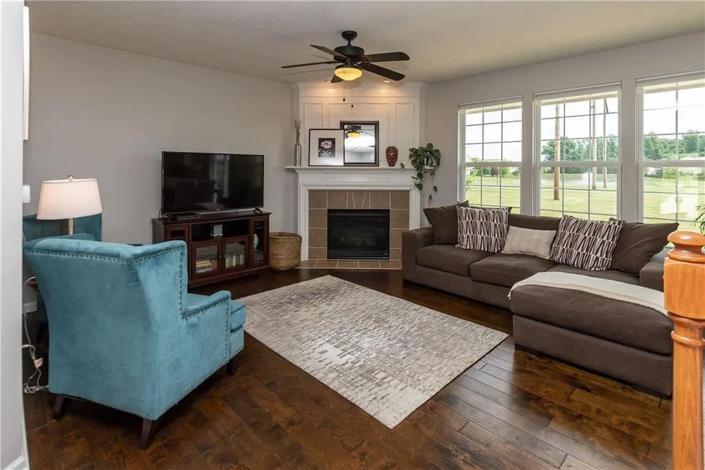 4 bed, 3.5 bath, 2640 sqft, $2,600 — Photo 3