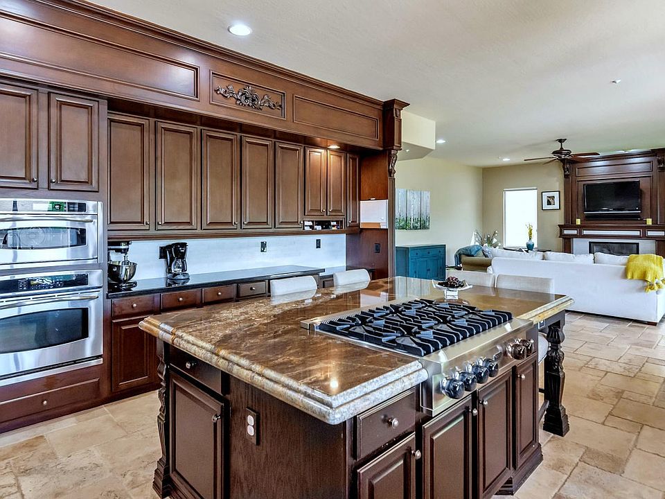 Chefs Kitchen with Viking Cooktop