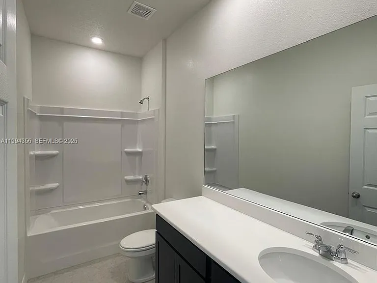 2133 SE Flanders Rd — Photo 2