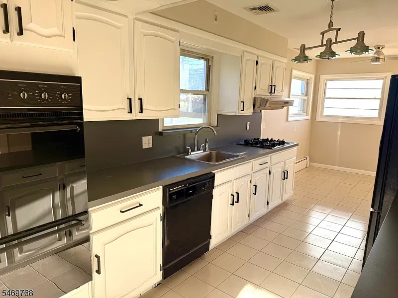 3 bed, 1.5 bath, $3,500 — Photo 3