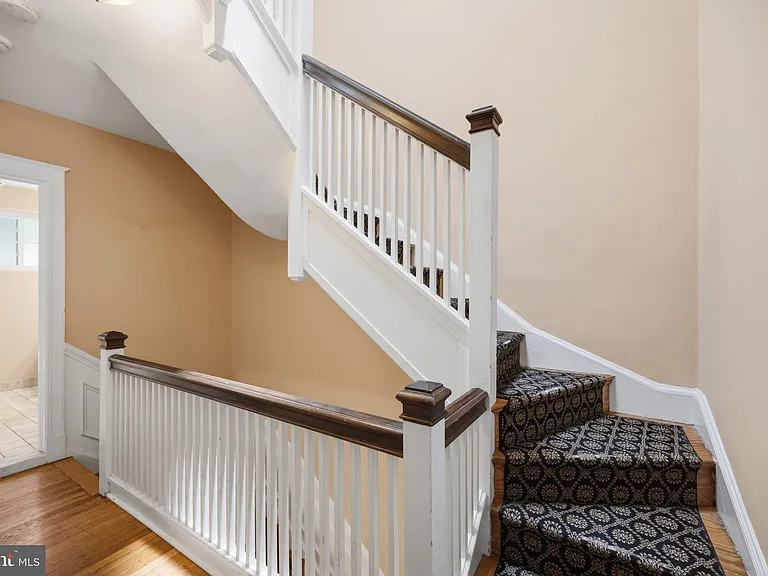 214 E University Pkwy — Photo 36