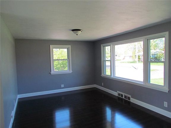 3rd image of 11 W Crest Dr