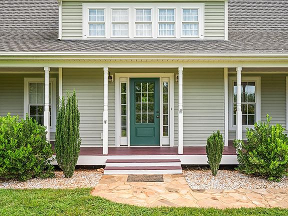 3rd image of 120 Hunting Ln