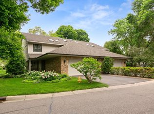 1125 Hollybrook Dr, Wayzata, MN 55391