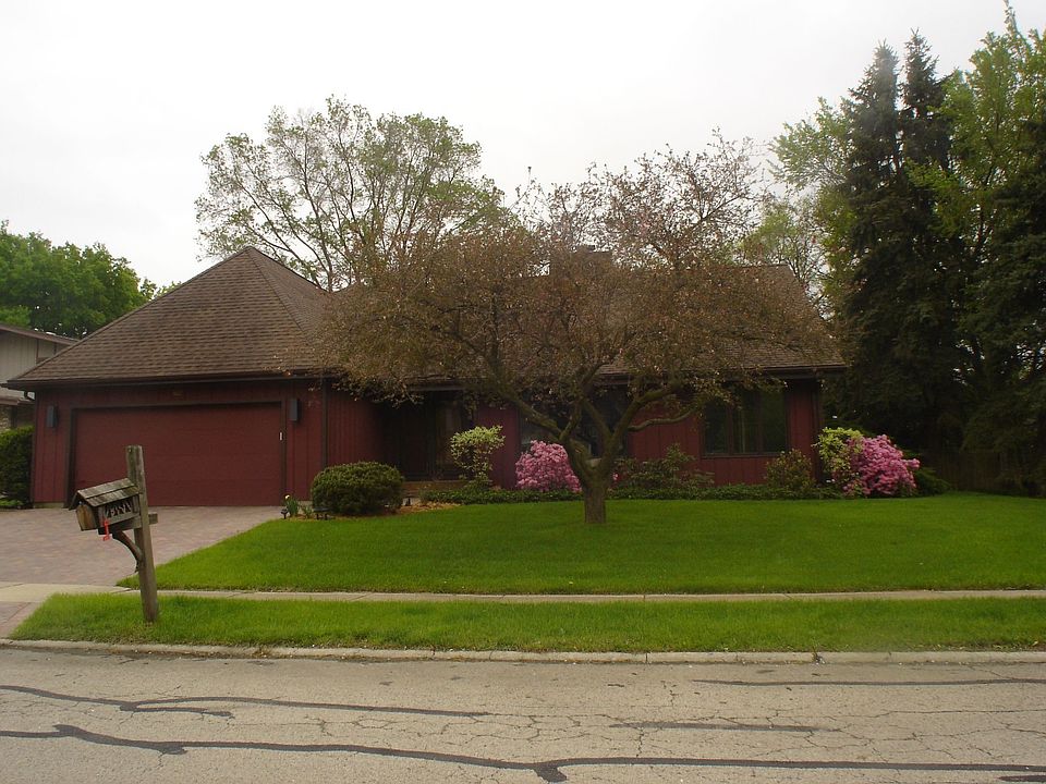 Great Curb Appeal !!