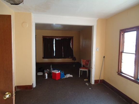3rd image of 152 Sprenger Ave