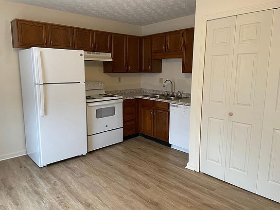 4th image of 1055 N Buckman St #10