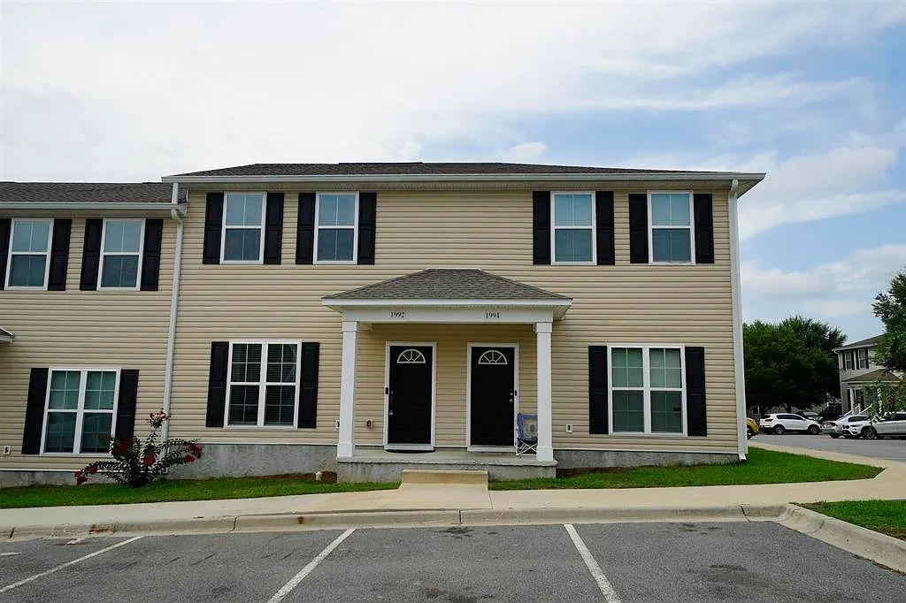 3 bed, 1177 sqft, $2,500 — Photo 2