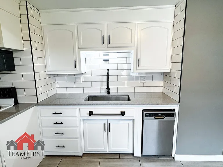1446 Pilgrim St — Photo 9