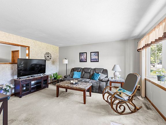 4th image of 1102 Windsor Dr