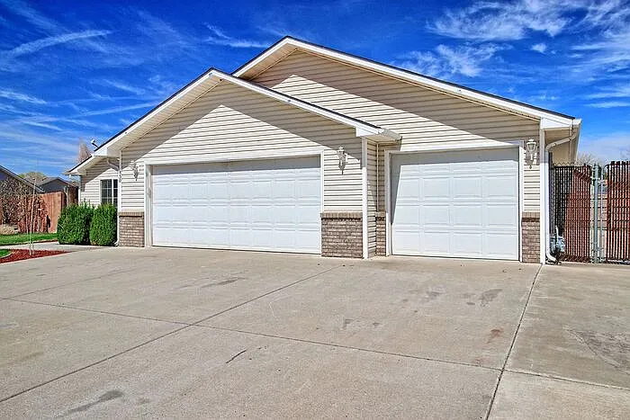 3 bed, 2.0 bath, 1703 sqft, $2,350 — Photo 3