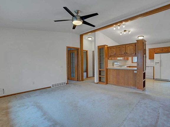 5th image of 212 Winona St E