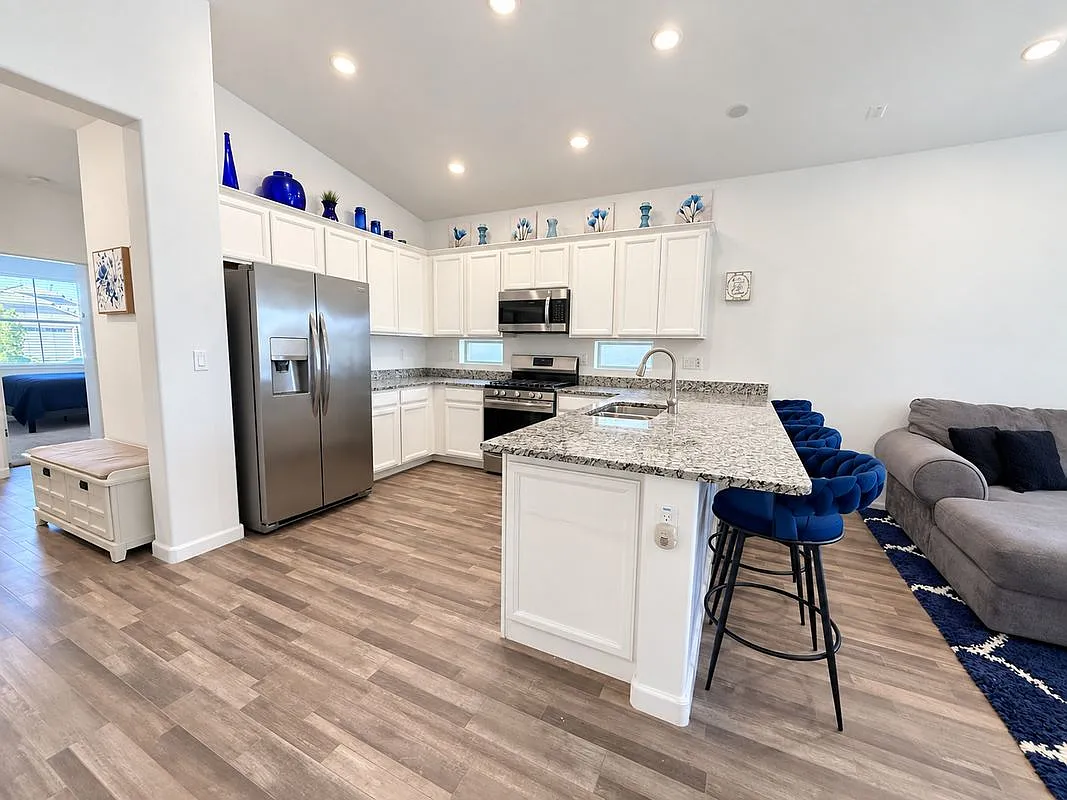 5 bed, 3.5 bath, 1939 sqft, $2,500 — Photo 4