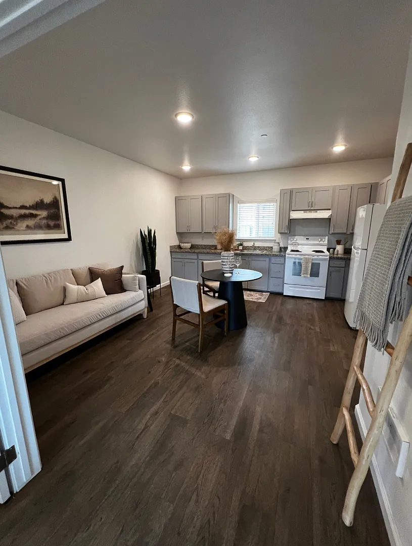 Pioneer - South — Photo 4