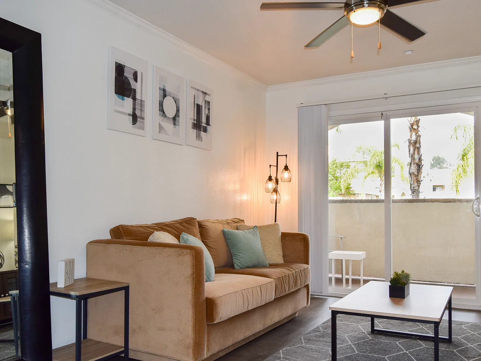 La Pacifica Apartments — Photo 2